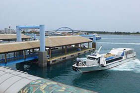 離島航路拠点・石垣港「離島ターミナル」埠頭に着岸する高速船