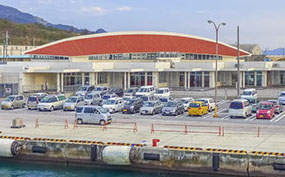 伊江島航路・「本部港」ターミナル内の駐車エリア